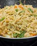 Wok de udon con gambas y verduras a las especias japonesas
