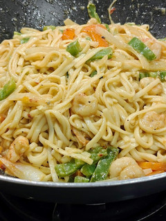 Una foto de Wok de udon con gambas y verduras a las especias japonesas