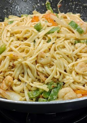 Una foto de Wok de udon con gambas y verduras a las especias japonesas