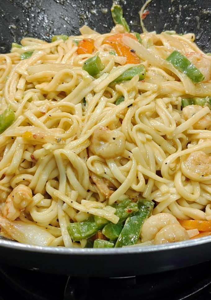 Una foto de Wok de udon con gambas y verduras a las especias japonesas
