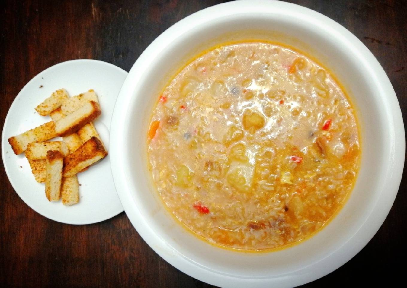 Jugoso de Carne & verduras con Crotones de Ajo