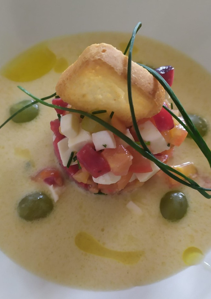 Una foto de Ajo blanco con tartar de tomate, queso tipo burgos aguacate