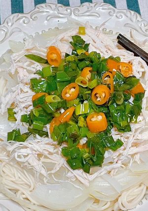 A picture of Shredded Chicken Scallion Oil Noodles.