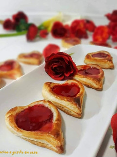 Una foto de ❤️ Corazones de Fresa y Hojaldre ❤️