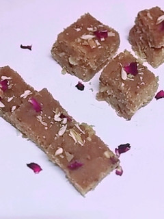 आटे की बर्फी (Aate ki barfi recipe in hindi) रेसिपी मुख्य फोटो