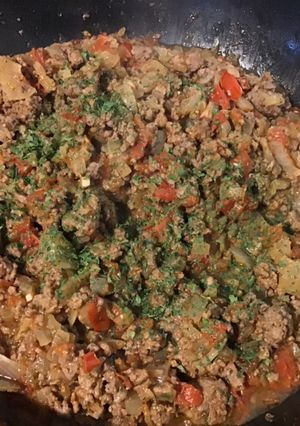Une photo de Bœuf aux tomates, oignons et épices italiennes