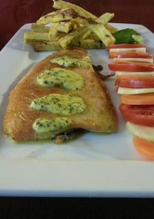 Una foto de Trucha con mantequilla café París andino