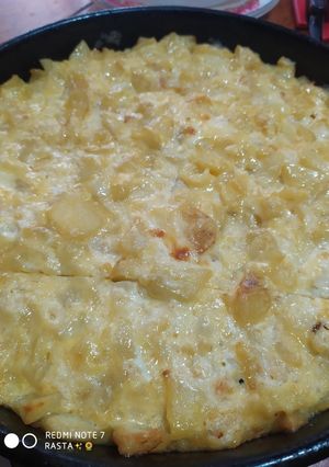 Una foto de Tortilla de papas con queso,🤤💜