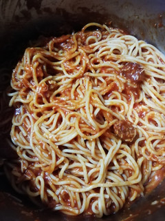 Una foto de Espaguetis con rodajas de chorizo dulce y picante y tomate frito