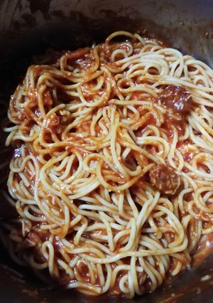 Una foto de Espaguetis con rodajas de chorizo dulce y picante y tomate frito