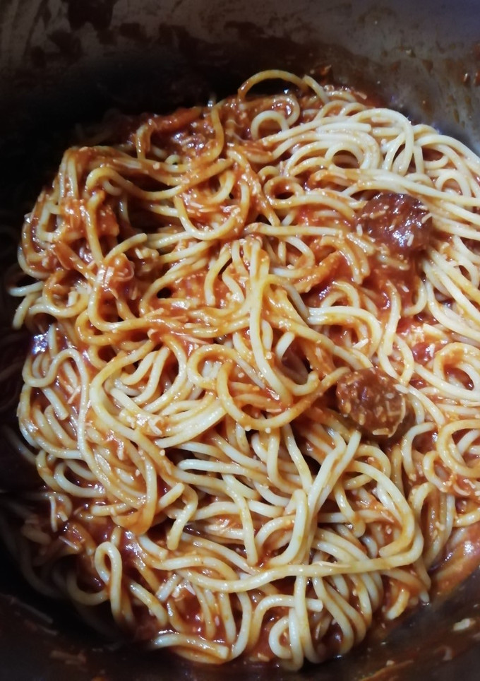 Una foto de Espaguetis con rodajas de chorizo dulce y picante y tomate frito