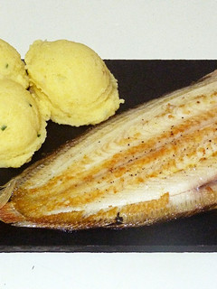 Una foto de Receta de lenguado a la plancha acompañado por un delicioso puré de patatas