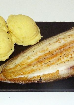 Una foto de Receta de lenguado a la plancha acompañado por un delicioso puré de patatas