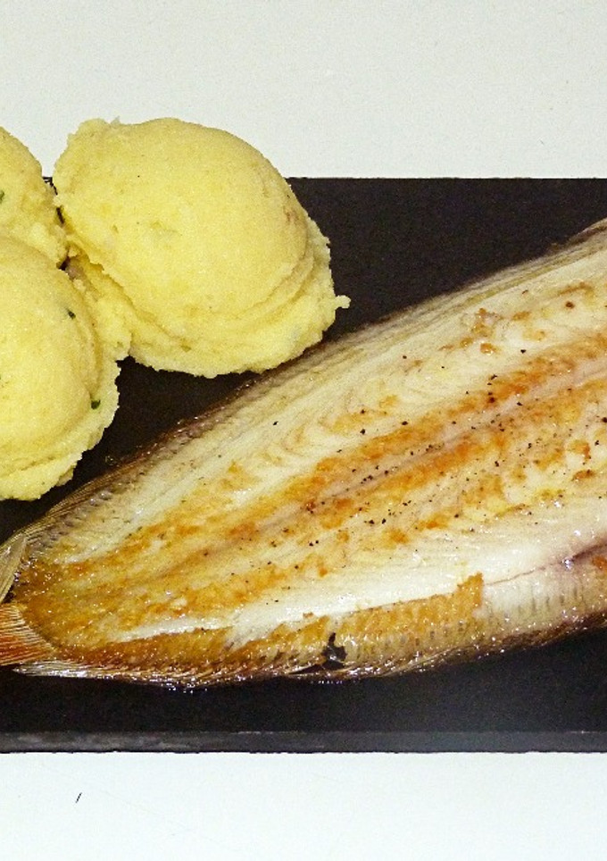 Una foto de Receta de lenguado a la plancha acompañado por un delicioso puré de patatas