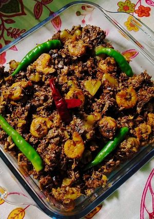 A picture of Banana Blossoms Curry With Prawns/Chingri Mach diye Mochar Ghonto.