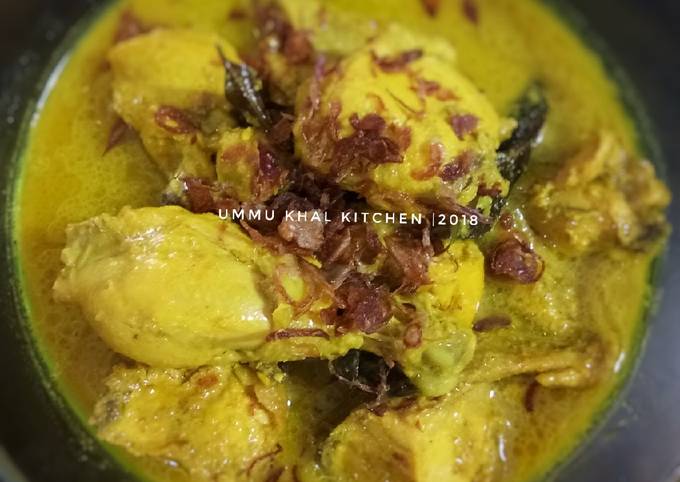 Opor Ayam bumbu kuning