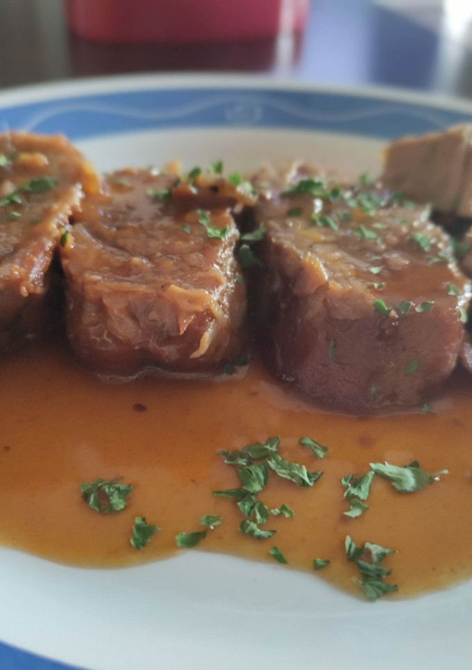 Una foto de Solomillo de Cerdo en Salsa de Naranja, Humo, Miel y Barbacoa