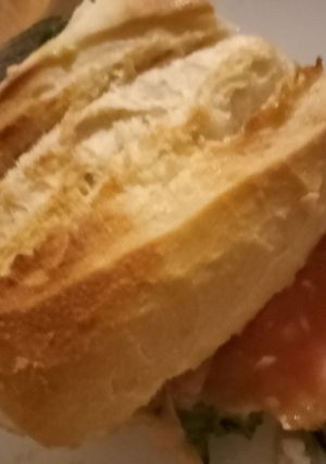 Una foto de Bocadillo de Salmón, Guacamole y Huevo Duro