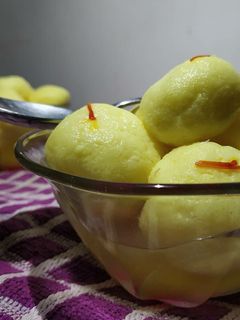 રસગુલ્લા(rasgulla recipe in gujarati) રેસીપી મુખ્ય ફોટો