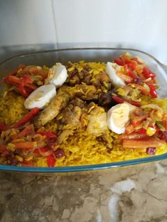 Una foto de Arroz amarillo con pollo compuesta con verduras y huevos