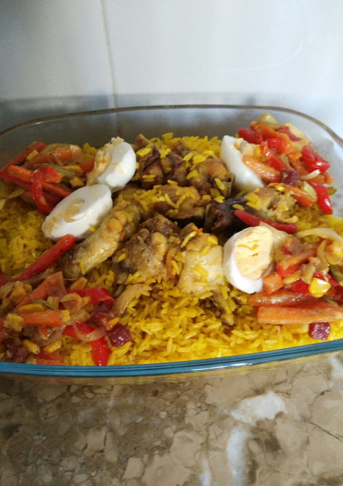 Una foto de Arroz amarillo con pollo compuesta con verduras y huevos