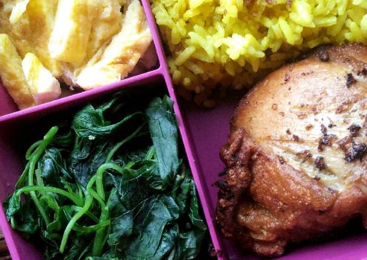 Panduan Menyiapkan Nasi Kuning Magic com dan Ayam Goreng Bumbu Kuning Lezat Sekali