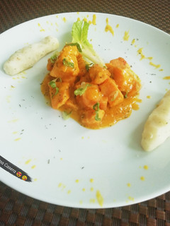 Una foto de Pollo a la mandarina 🍊 y vino blanco 🥂