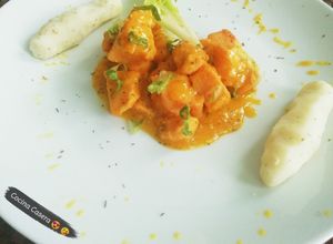 Una foto de Pollo a la mandarina 🍊 y vino blanco 🥂