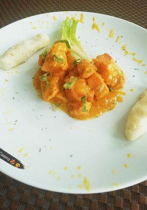 Una foto de Pollo a la mandarina 🍊 y vino blanco 🥂
