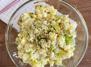 Una foto de Ensalada fría de papa y  apio