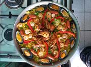 Una foto de paella de alcachofa