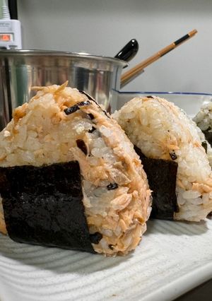 鮭魚飯團🍙 的食譜成品照片