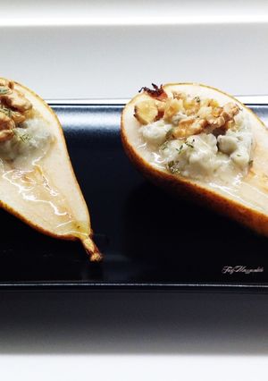 Foto di Pere al forno con gorgonzola, noci, miele e timo fresco