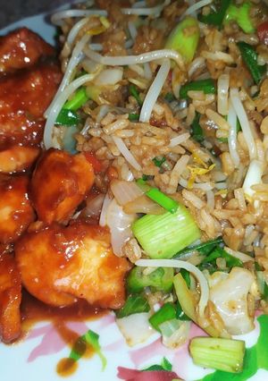 Una foto de Arroz chino con pollo agridulce