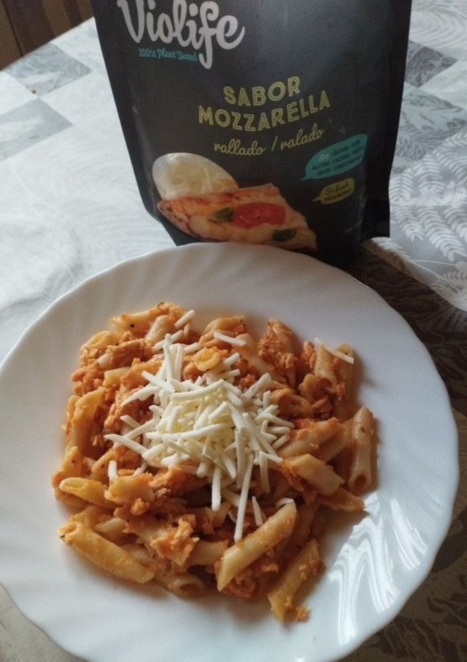 Una foto de Macarrones veganos con salsa de tomate italiana