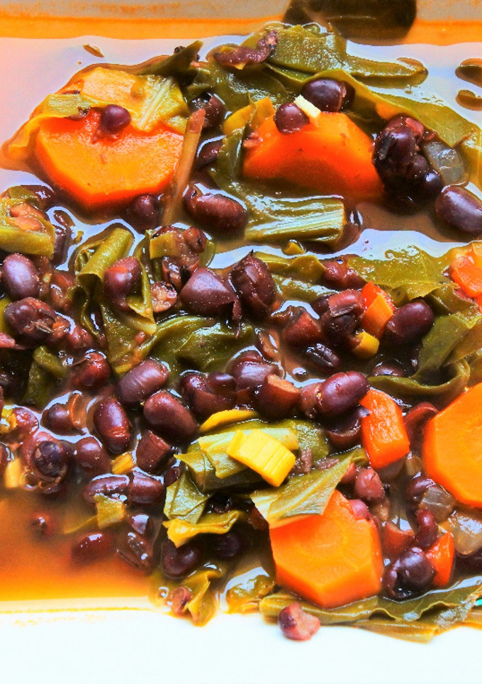 Una foto de Sopa de azukis y acelgas