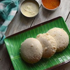 A picture of Kambu / Pearl Millet Idli.