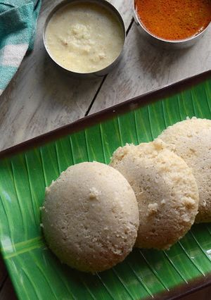 A picture of Kambu / Pearl Millet Idli.