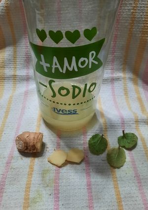 Una foto de Agua con jengibre, te de durazno y menta