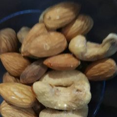 A picture of Nuts Salad.