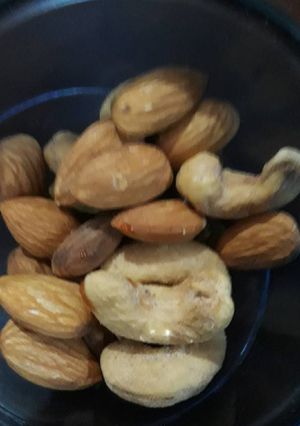 A picture of Nuts Salad.