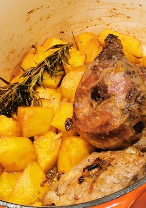 Une photo de Agneau confit au romarin et Butternut