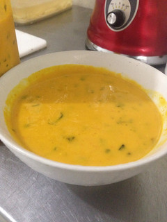 Una foto de Crema de ají con huacatay