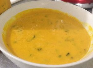 Una foto de Crema de ají con huacatay