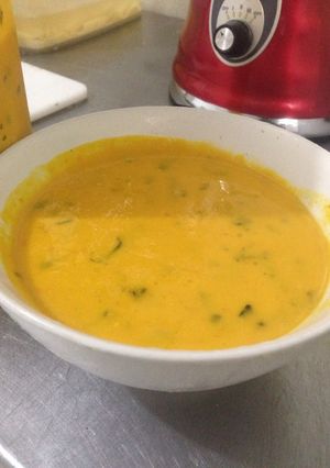Una foto de Crema de ají con huacatay