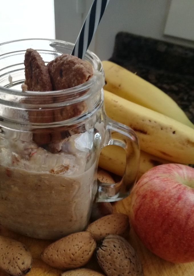 Una foto de Batido de plátano y manzana con muesli