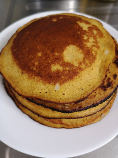Una foto de Panqueques de plátano maduro y avena. Saludables