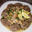 طبق تقليدي مومو في حجر أمو