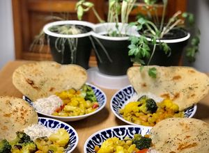 Una foto de Curry vegano con garbanzo, arroz basmati y pan de pita