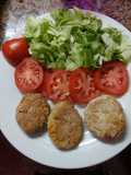 Hamburgusas de quinoa con vegetales, acompañada de ensalada